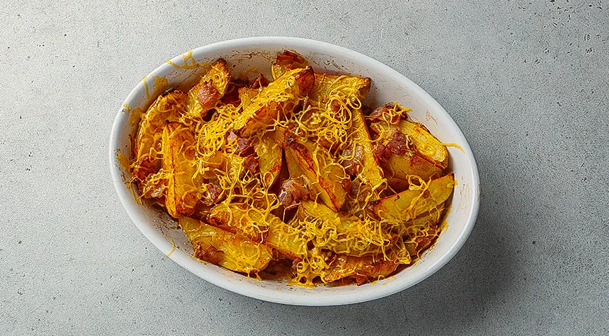 Картофельные дольки с беконом и сыром