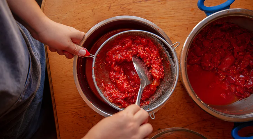Чтобы сделать томатный сок, пропустите спелые помидоры через мясорубку или блендер, затем протрите через сито и отожмите