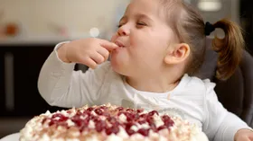 Сколько сладостей можно давать детям без вреда для здоровья, советы эксперта