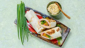 Роллы с ветчиной, хумусом и овощами