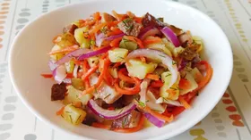 Салат картофельный с грибами, солёными огурцами и морковью по-корейски