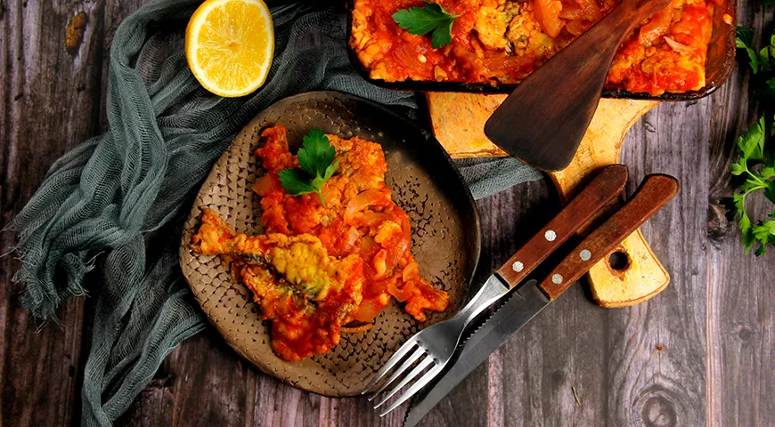 Сельдь, запеченная в тесте с томатным соусом