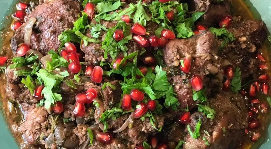 Гурули или пряная курочка по-гурийски с орехами в казане