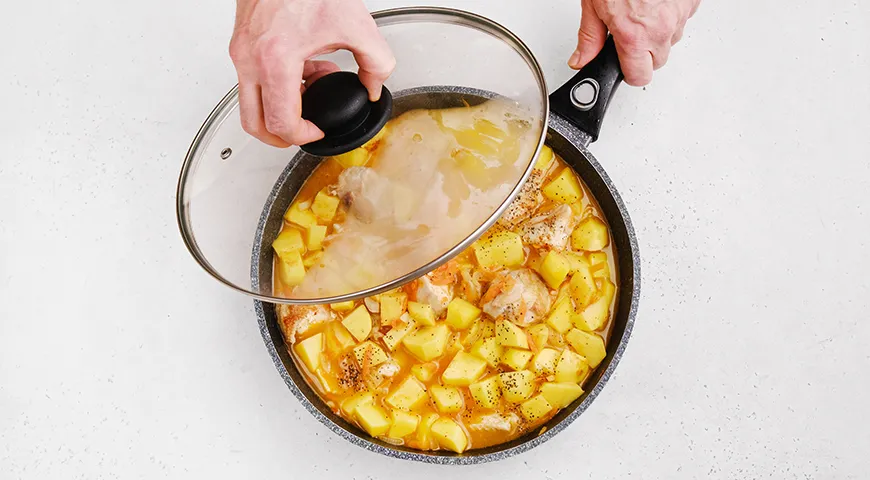 Тушенная картошка с курицей в сковороде