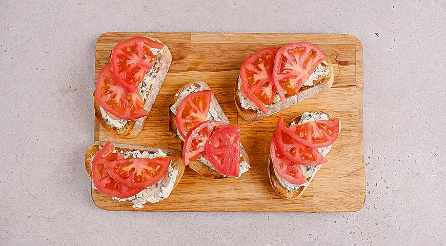 Брускетта с розовыми томатами