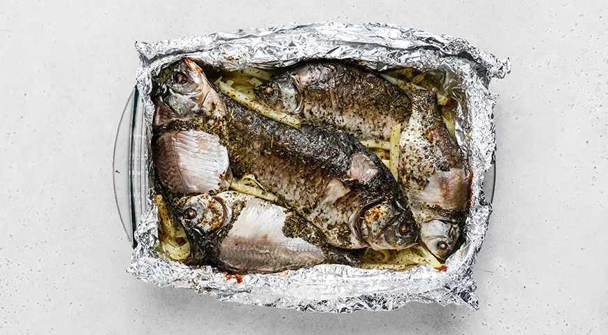 Караси, запеченные с картошкой в духовке