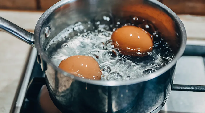 Наиболее удобная посуда для варки яиц — небольшой ковш с длинной ручкой