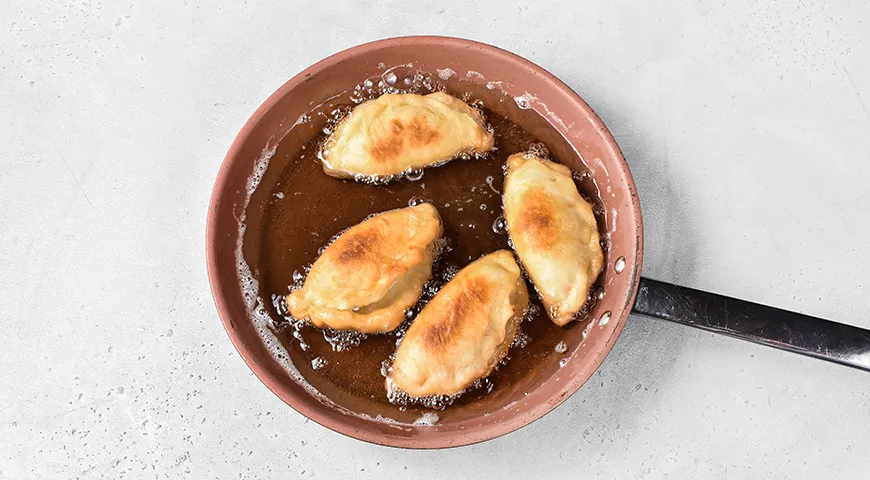 Дрожжевые пирожки со свеклой и яблоками на сковороде