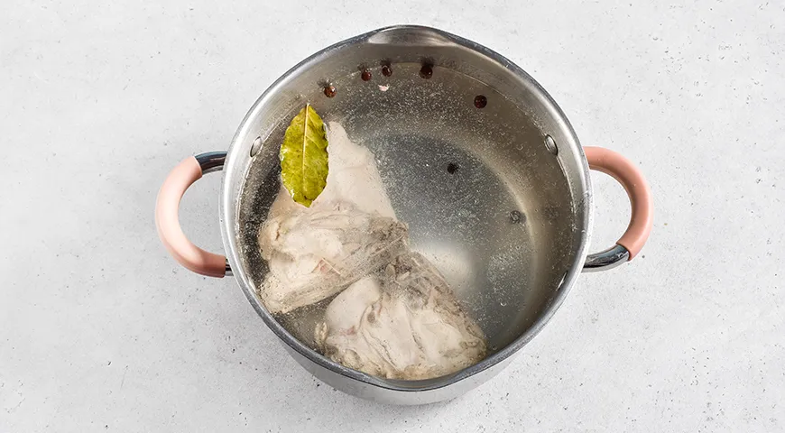 Куриный суп с консервированным горошком и яйцом