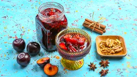 Пряное сливовое варенье с грецким орехом
