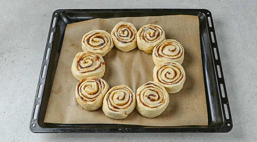 Венок из булочек с корицей