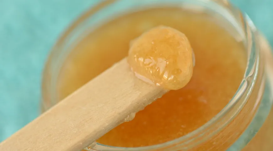 Мед делает кожу гладкой и помогает справиться с ранками и воспалениями