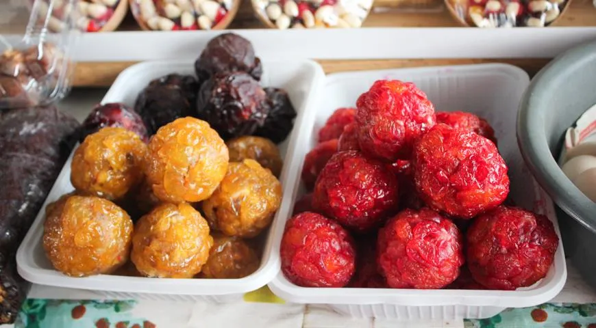 Сухофрукты, сваренные в меду и начиненные орехами, похожи на разноцветные новогодние шары