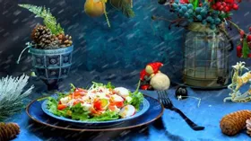 Овощной салат со слабосоленым лососем
