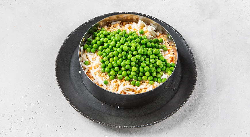 Селедка под шубой с зеленым горошком