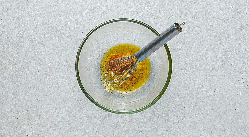 Зеленый салат с пралине из семечек