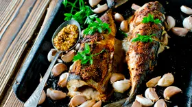 Скумбрия, запеченая с горчицей и майонезом