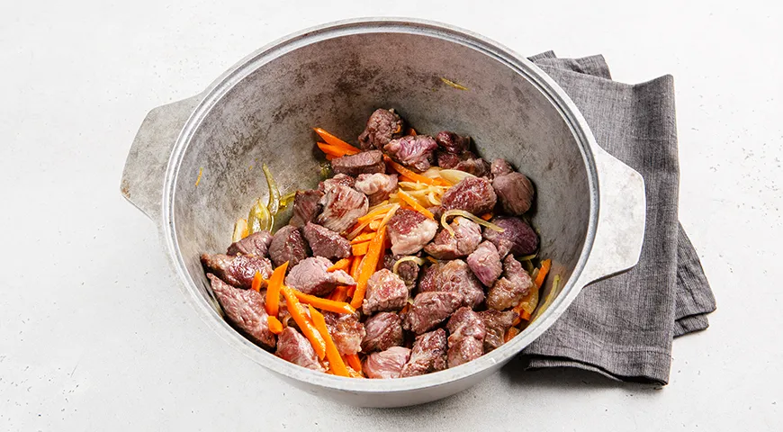 Макароны с мясом в казане