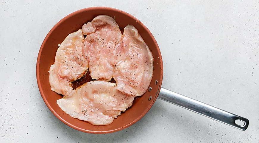 Мясо по-французски из курицы на сковороде