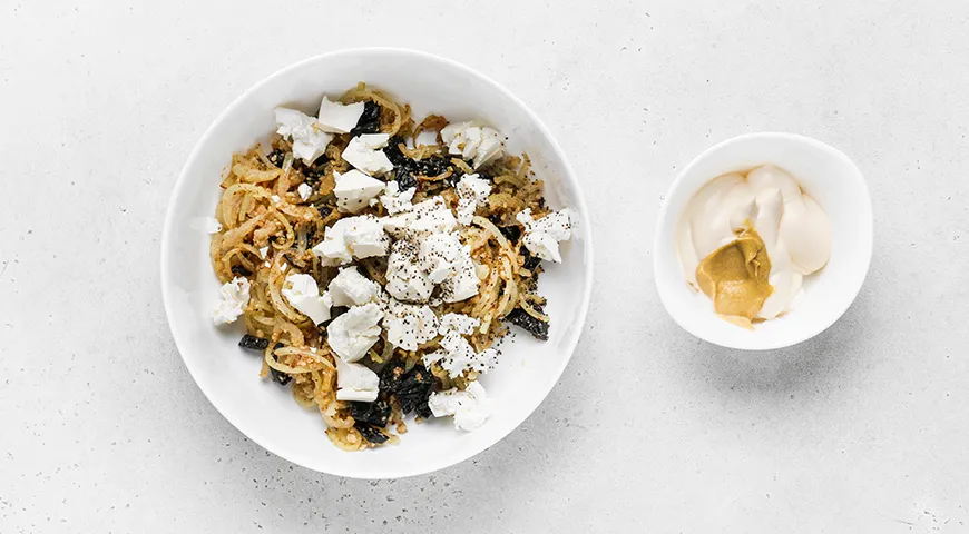 Рулетики из говядины с черносливом и грецкими орехами