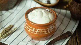 Как сделать домашнюю сметану из молока — без загустителей и лишних добавок