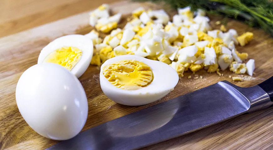 Вареное яйцо добавляют в салаты, закуски, а также в начинки для пирожков