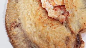 Камбала, фаршированная креветками и сыром