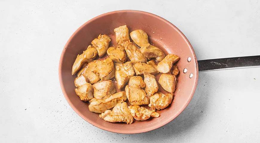 Куриное филе с замороженными овощами на сковороде