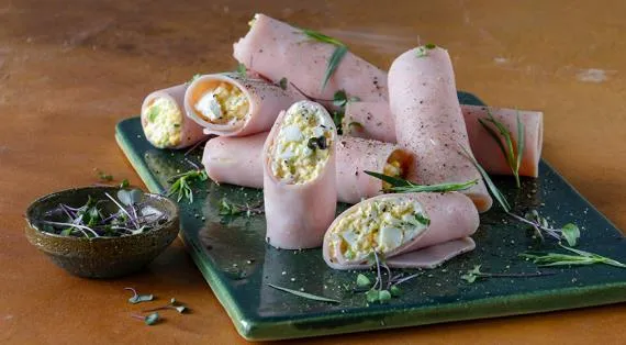 Рулетики из ветчины с яичным салатом