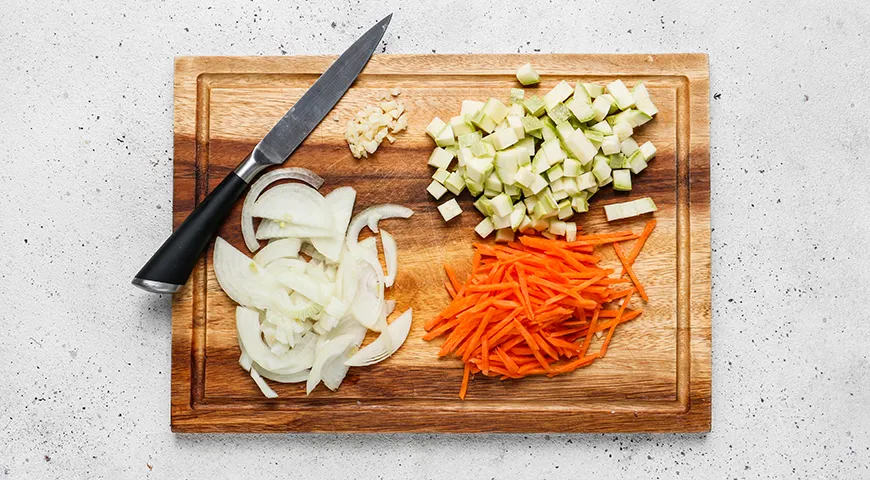 Рис с кабачками и морковью на сковороде