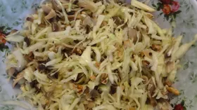 Весенний салат с шампиньонами и орехами