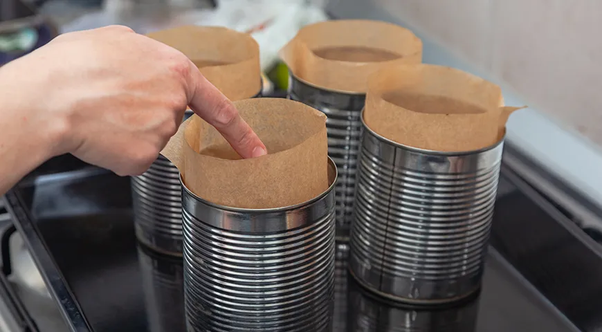 Для выпекания куличей используют жестяные банки из-под консервов. Их тщательно моют, выравнивают верхний край, чтобы не обрезать руки, и выстилают кулинарным пергаментом