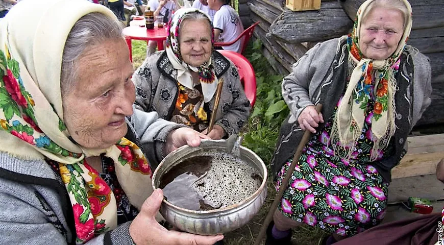 Пивцё и жительницы деревни Пожарище, Вологодская область