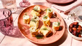 Яичные блинчики с крабовыми палочками и сыром