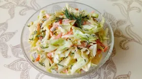 Салат из молодой капусты и моркови с греческим йогуртом и горчицей