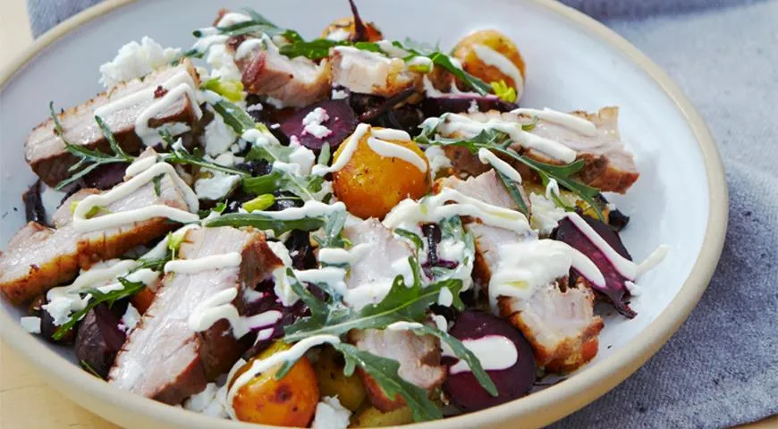 Грудинка, запеченная в духовке с чесноком и молодыми овощами