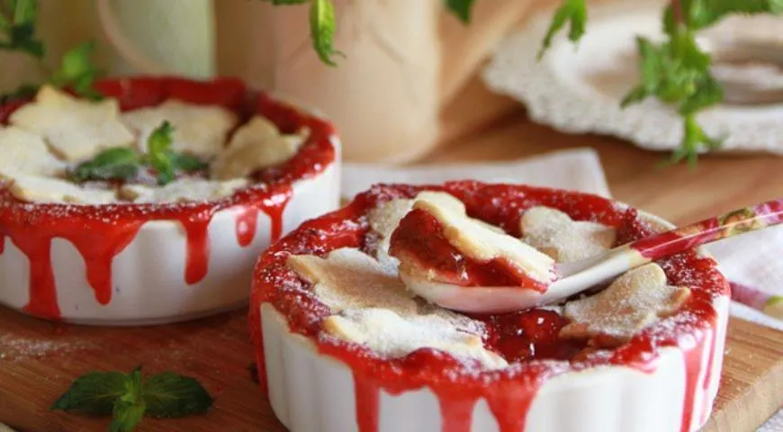 Открытый пирог с клубникой из песочного теста