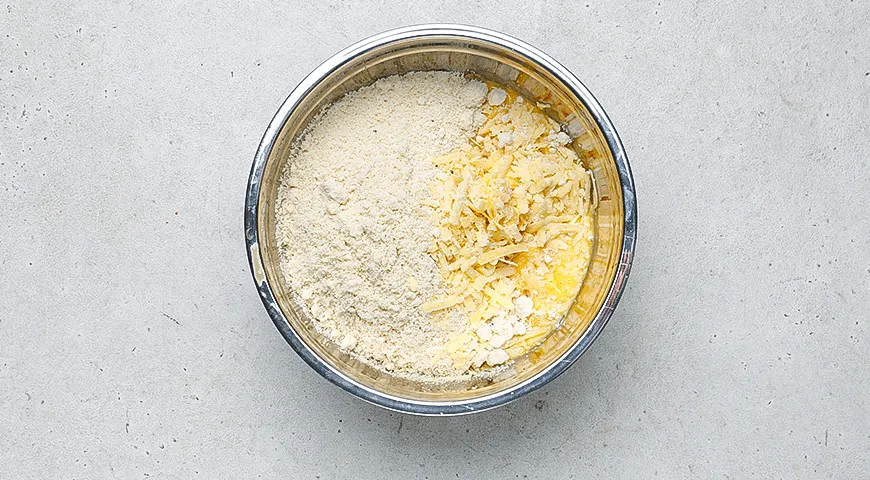 Чафли с тунцом, красным луком и сельдереем