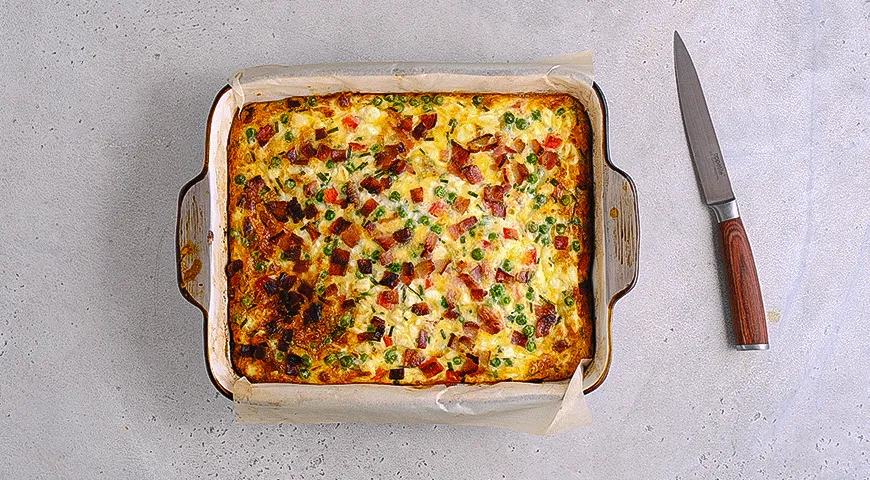 Яичные квадратики с овощами и беконом