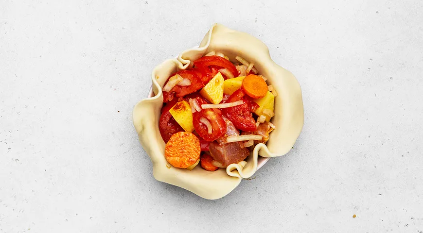 Жаркое в горшочке из теста