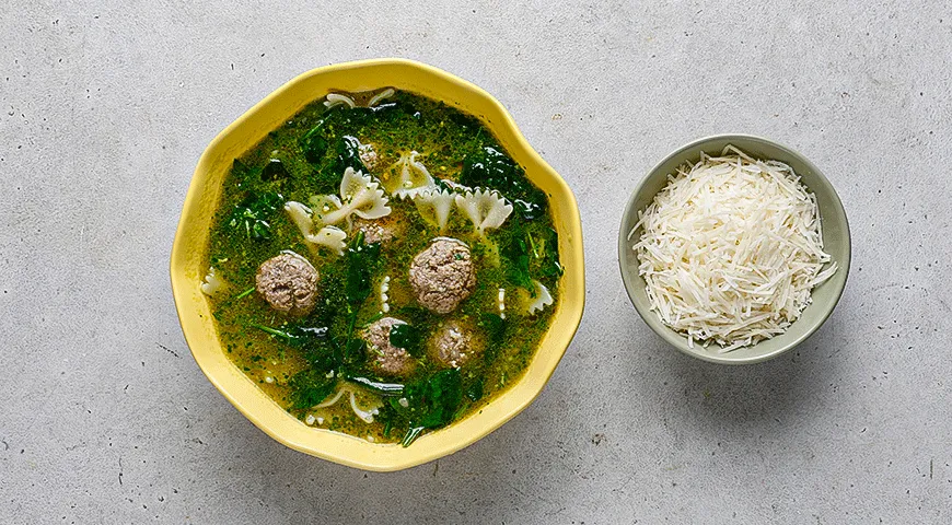 Суп с фрикадельками, шпинатом и песто