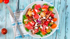 15 вкусных и необычных салатов со свежими помидорами: с сыром, тунцом, картофелем, арбузом и не только