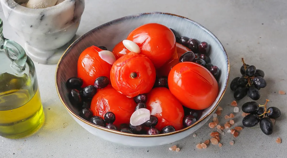 Рецепт маринованных помидоров с виноградом Изабелла  на зиму