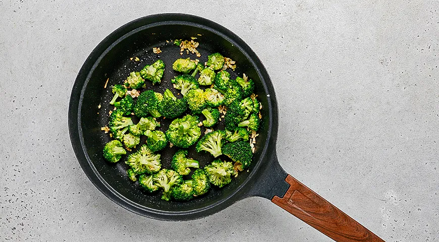 Стир-фрай с креветками и брокколи