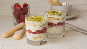 Десерт с клубникой и ванильным кремом