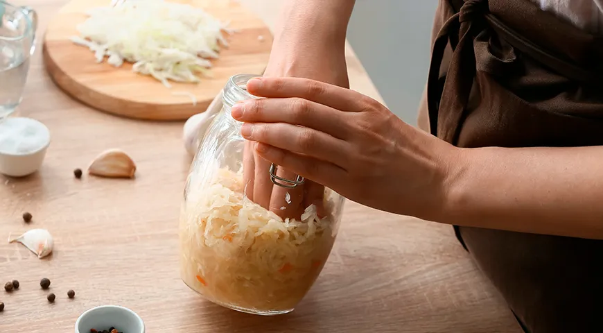 Традиционно капусту квасят поздней осенью, после сбора урожая (с конца сентября по ноябрь)