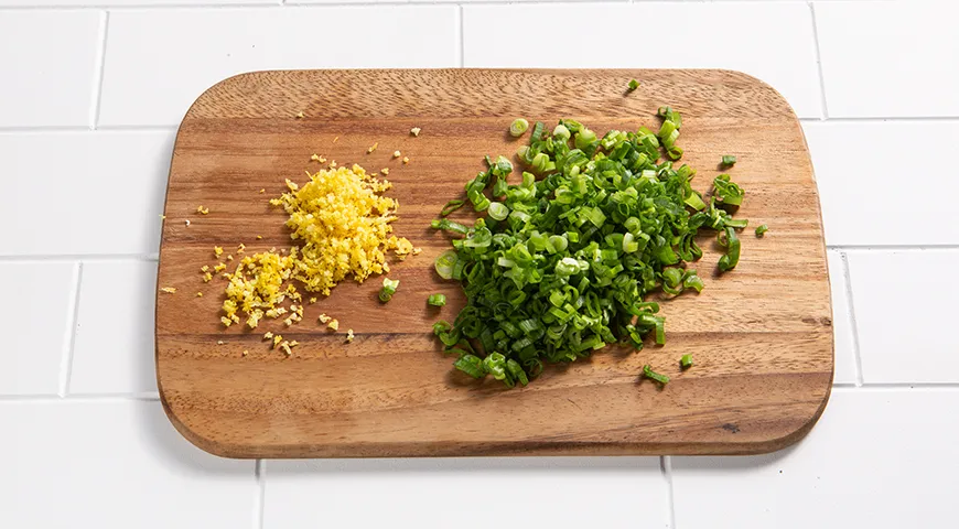 Канапе с творожным сыром, авокадо, красной рыбой и икрой