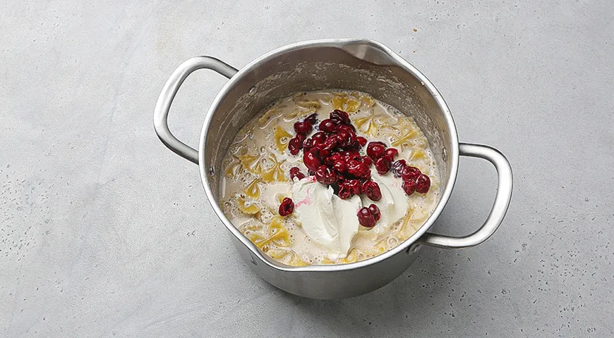 Паста в сливочном соусе с маскарпоне и вишней