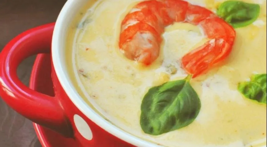 Сливочный крем-суп с креветками и шафраном 