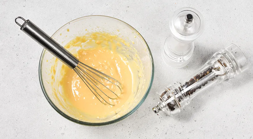 Яичная заправка для салатов со свежей зеленью и овощами